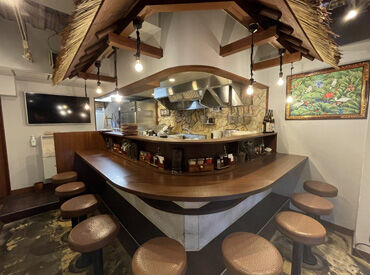 スタッフ同士で協力し合える環境だから未経験でも安心スタート◎
髪色・ピアス・ネイル自由で個性も大切にできます！