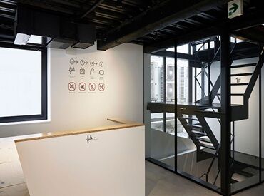 ナインアワーズ赤坂【005】 ≪まるで異国の世界!?≫
海外感が滲み出る、デザイナーズホテル！

髪色やピアスなど... 普段の格好で働ける♪