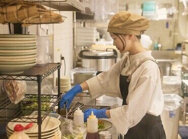 笑顔で接客♪
人と接するのが好きな方、大歓迎です◎
就活でも活かせるスキルが身につきます！