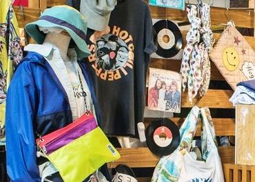 服が好きな方や、人と話すことが好きな方が多数活躍中！
 20代～30代を中心に、大学生や主婦(夫)の方も在籍しています♪