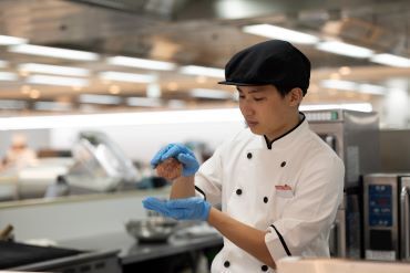 入社後にすぐ先輩がマンツーマンでつくのでフォロー体制◎
だから未経験からハンバーグ作りのプロに！