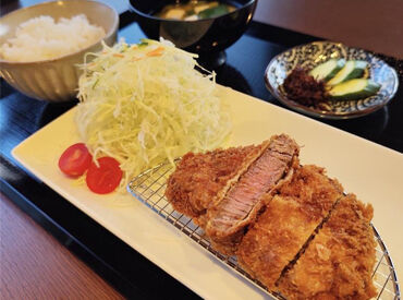 こぢんまりとしたお店なので、
「忙しすぎて走り回ってる！！」なんてこともナシ★
心に余裕をもって接客することができます♪