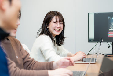 自宅のデスクがあなたのオフィスに♪
だから服装・髪型も自由◎好きな恰好でお仕事できます◎