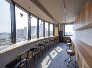 休憩室も完備♪
眺めのいい環境でリフレッシュできます！
お昼休みは一時帰宅や買い物しに行くのもOK◎