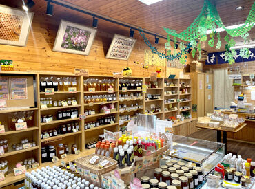 株式会社みつばちの郷  国産はちみつをはじめとした様々な商品を扱っています。
名物は、はちみつがかけ放題のソフトクリーム♪＊*