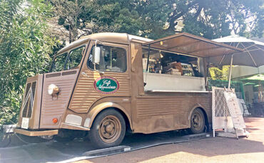 広尾店はレトロ感漂うキッチンカー♪
そばの商業施設で休憩もできる◎
お試し勤務OK！ちょっと気になるからのスタート大歓迎♪