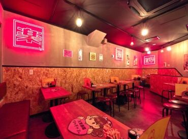 KPOPが流れ、ネオン輝くオシャレでエモい店内♪
ワンちゃんもOKの非日常空間で、ワクワクすること間違いナシ◎
