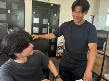 少数精鋭で、落ち着いた雰囲気のオフィス♪
常にラジオが流れており、リラックスした雰囲気の中でテレアポに取り組めます◎