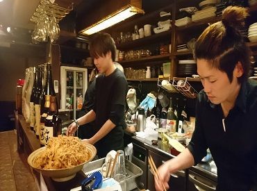 ★学校やサークルとは違う友達がココに…★
お客様もノリが良い人が多いので、
本当に楽しく働けちゃいます♪