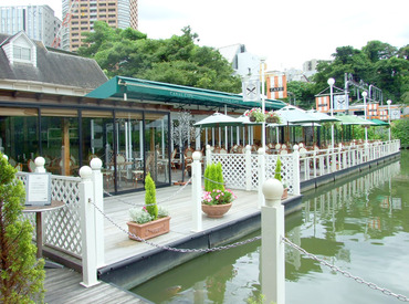 CANAL CAFE （カナル カフェ） ＜春休みからスタートもOK!!＞
ドラマや映画でも使われる有名なおしゃれ水上レストラン♪
個性豊かなSTAFFが沢山◎