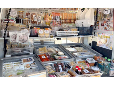 このように車に商品を積んで販売しています！
豆腐や大豆製品だけでなく、ドーナツやどら焼きなどのおやつも取り扱い中◎