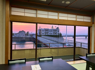 夕日がきれいに見える弁天島♪
地元や遠方の常連さんまでいろんな方に愛されているお店です◎