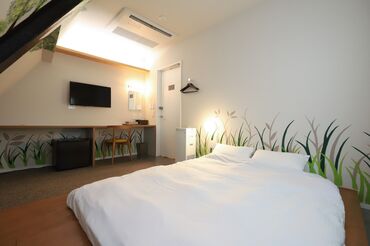 E10HOSTEL（イージュウホステル） 　※2025年10月OPEN 駅チカの好立地で日々の通勤もラクラク♪
ホステルにはカフェが併設されているため
出勤の前後にほっと一息…なんて働き方も◎