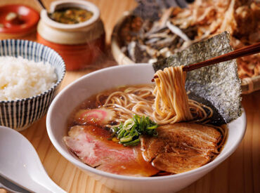 中華そば おにぎり 〇△ -まるさんかく- インフルエンサーからも大人気♪
ピークの時間帯には行列ができることも！
中華そば・おにぎり・からあげなど、まかないあり◎