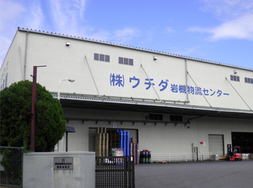 みんなで協力し合う職場です◎
未経験スタートの主婦さんも多く、困った時はすぐに相談OK
重い荷物もないので負担少なめです♪