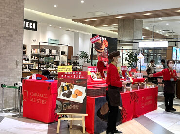 お土産選びのお手伝いを…◎
東京駅で人気のお土産をご紹介するお仕事です！