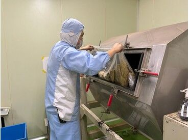 食品工場で働くのが初めてでも問題ありません！
基本から丁寧にお教えします◎
※上記は本社工場になります
