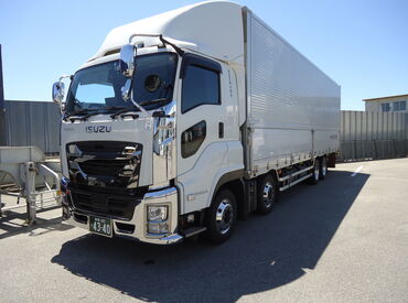 お仕事に慣れるまでは先輩のトラックに
同乗してお手伝いをしていただきます！
