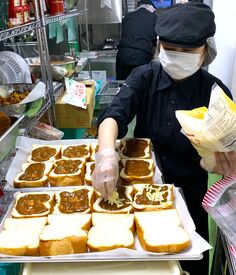 マニュアルやレシピに沿って
簡単な調理やパック詰めをお任せ！