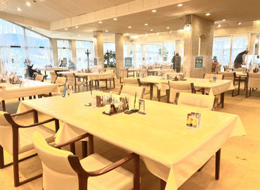 東京カントリー倶楽部 ＼未経験の方も大歓迎!!／
丁寧な言葉遣いやおもてなしマナー…
プライベートでも役立つスキルをGET☆
