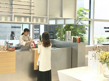 SKINCARE LOUNGE BY ORBIS JUICE BAR オルビスショップ内に併設されたジュースバー♪
一緒に働くオルビスのBAさんからメイクやスキンケアの情報もGETできちゃいます★