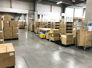 空調完備の快適室内でもくもくとできる簡単軽作業がメイン！
高級ワインの梱包やピッキングのお仕事♪