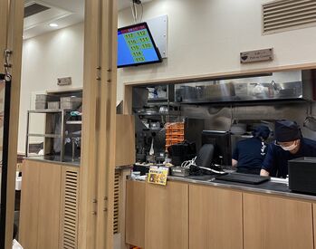 清潔感のある店内で働けます！お客様も落ち着いた方が多いです◎優しい店長さん&スタッフなので、店舗の雰囲気も明るいですよ！