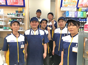 ミニストップ 千葉ニュータウン南山店 高校生～70代まで幅広い世代が活躍中！
60代から始めたスタッフも在籍しています♪
髪色やネイルなど個性はそのままでOK◎