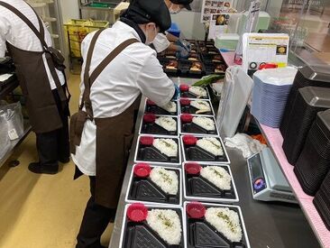 レシピ通りで安心スタート。地域の食卓を支える、あたたかいデリカのお仕事です。