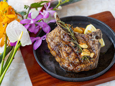 ルーフトップバーからはサンセットを。
お料理やオリジナルドリンクを楽しみながら、
思い出になる時間を過ごせる環境です。