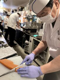 ＼いらっしゃいませ♪／
まずは笑顔でお客様をお出迎え☆
飲食バイトが初めての方も
当店で無理なくSTART★