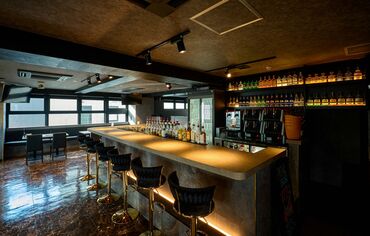 BEER BAR　VESTA　ービアバル ヴェスタ ー※2026年7月OPEN 髪色もネイルもピアスもヒゲも全部自由！
いつものあなたスタイルのままでオシャレを楽しみながら働ける★
※華美でないもの