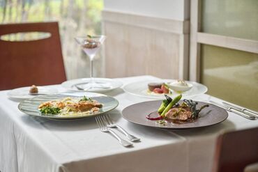 <マナーがしっかりと学べる!>
1からスタッフが教えてくれるので、
知識が無くても問題ありません!