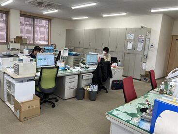 お弁当注文やコーヒーサーバーもあるから朝の準備もらくちんに!
お昼休みは休憩室やロッカー室などでまったり過ごしています♪