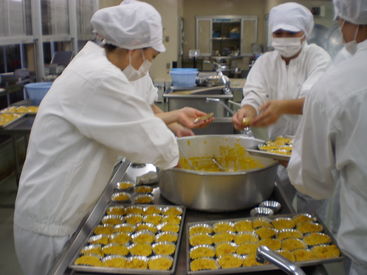 調理員さんのサポートがメイン!
食材をカットしたり、お料理を盛り付けて提供したり…
調理スキルがなくても活躍できますよ♪