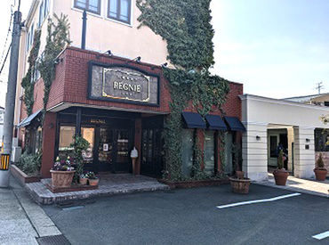 ヨーロッパの街並みを思わせる雰囲気が魅力の洋菓子店です♪
店内はアンティーク調で、働きながら気分が上がる空間。