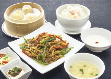 ＼こんな好条件見逃さないで！！／
⋆スキマ時間の勤務　(1日3h∼)
⋆駅チカで通勤ラクラク
⋆お得にパフェが食べれる♪