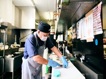 特急レーン寿司 じじや 第二空港通り店 熊本の人気寿司店【じじや】第二空港通り店
面倒な接客業務や雑務は一切無し！
もくもくと魚さばきに専念できる専門職