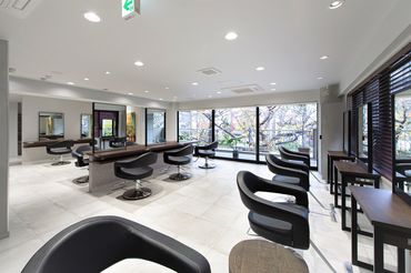 ＼高校生・美容学生歓迎／
資格なしでもお客様を笑顔にできることはたくさんあります◎
きっとこの経験が将来役に立ちますよ♪