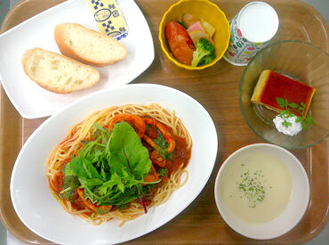 \働きやすい安定の環境◎/
マンションで暮らす学生さんのための食堂なので、
仕事量は一定&土日はお休み!