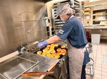 《幅広い年齢層のスタッフ活躍中！》
主婦(夫)さん、フリーターさん歓迎♪
頑張り次第で将来は正社員も目指せる環境です…★