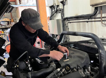 有限会社中部サービス ◎ 働きながら国家資格ゲット◎
ゼロから腕を磨きたい方必見！
受験料・講習費は会社が負担します♪