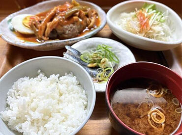 ＼こちらはまかないの写真です／
★オシャレOK★
髪型/髪色自由＆ピアス可！
主婦さんも多い職場です◎