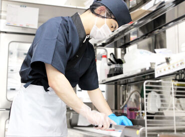 無添蔵 中目黒店 あのくら寿司の高級店が関東初出店。
お客様が心静かに過ごせる
「隠れ家（隠れ蔵）」のような空間をご用意しています。