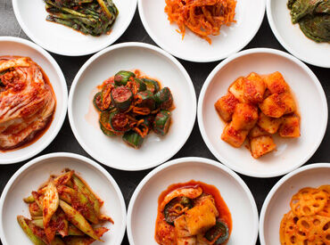 李朝園株式会社 つくば工場 ＼オープニングスタッフ募集中／
キムチの製造作業をお任せします！
最新機械を取り入れているから
難しい作業はありません◎