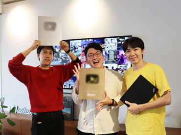 株式会社無限 勤務時の服装はみんなラフ♪
Tシャツ・ロンTなど、好きな格好で働いていますよ～◎
髪・ネイルなどももちろん自由！