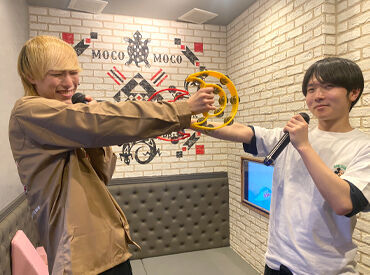 カラオケモコモコ　白楽店 「スタッフ同士仲いいし、この店の雰囲気が好き！」
10～20代のSTAFFが多いから、
いつもワイワイしながら働いてます♪