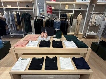 ラコステ 三井アウトレットパーク岡崎店 昨年11月にオープンしたばかりのキレイなお店★
アパレルデビューも大歓迎♪大学生スタッフ活躍中です！