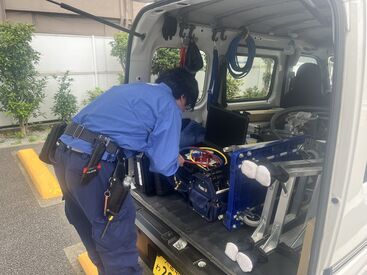 訪問先には車で移動します◎
社用車あり！各種保険も完備で安心♪
その他制服や社用携帯などもすべて貸与します！