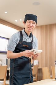 \働きやすいお店♪/
初めてのバイトで不安でも、頼もしい先輩STAFFがたくさんいます♪
シフトはお気軽にご相談ください◎